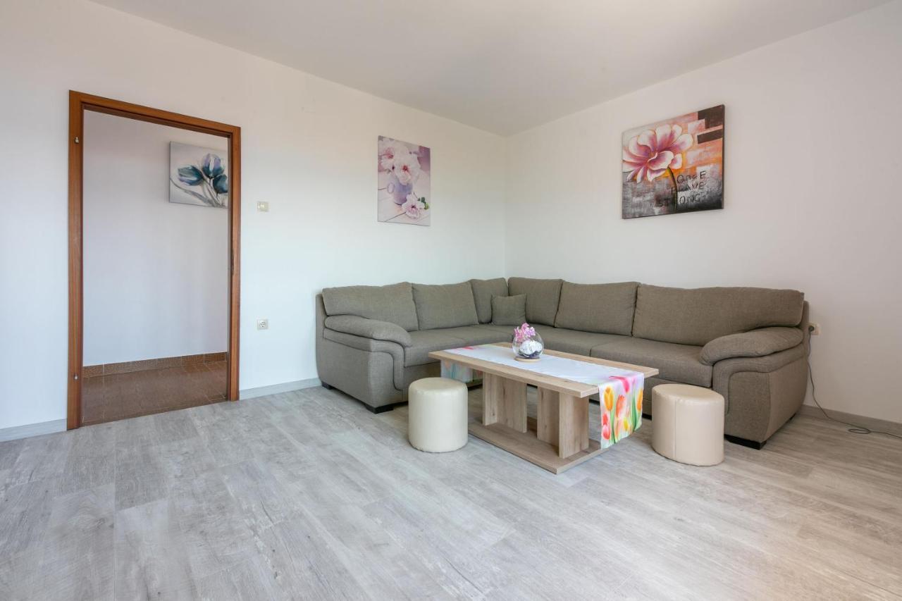 Apartments Melita Драмал Екстериор снимка