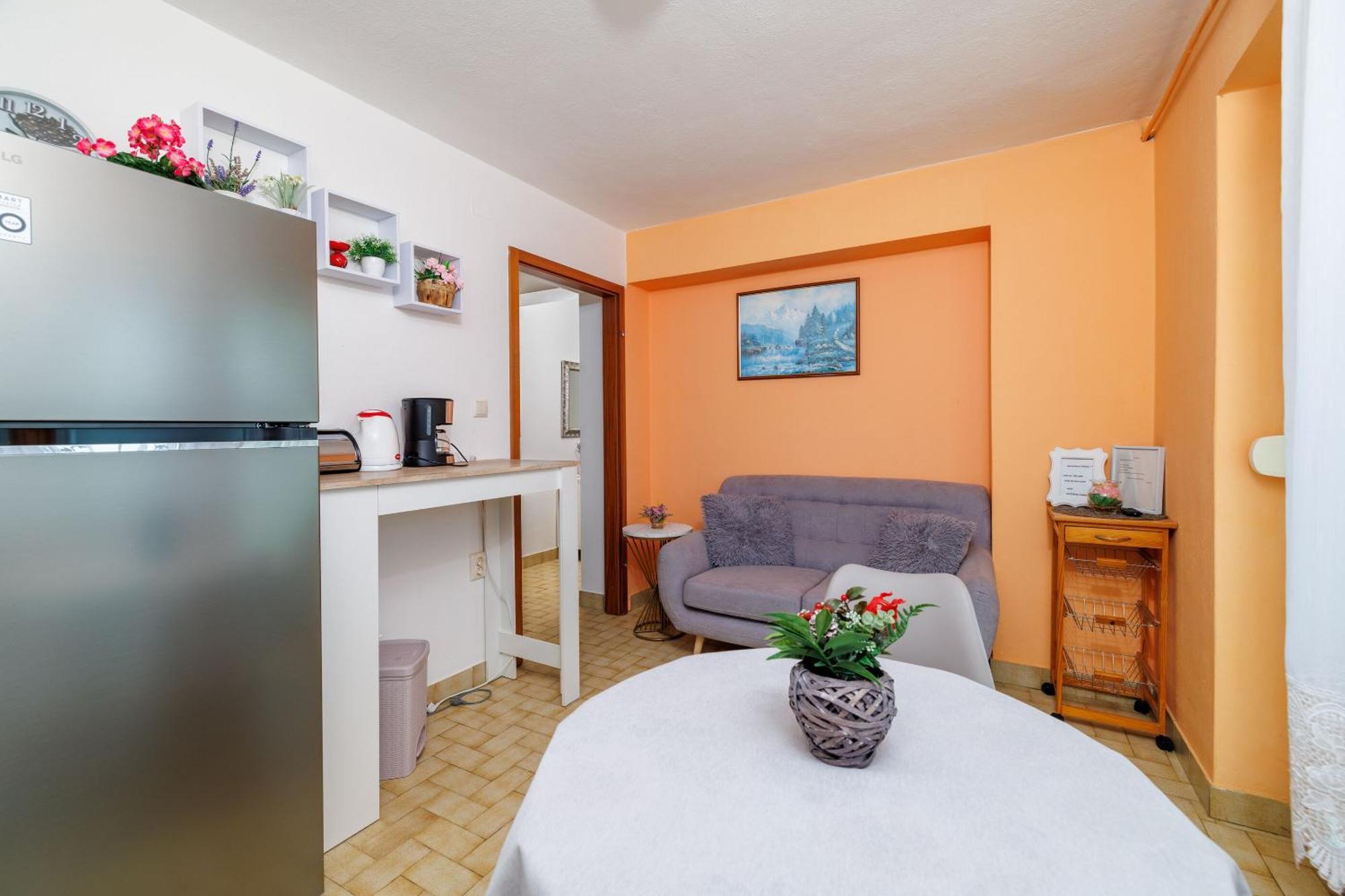 Apartments Melita Драмал Екстериор снимка